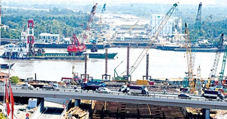 Workers and engineers prepare equipment for the immersion of Thu Thiem tunnel sections in the Saigon River, District 1, HCMC. (Photo:SGGP)